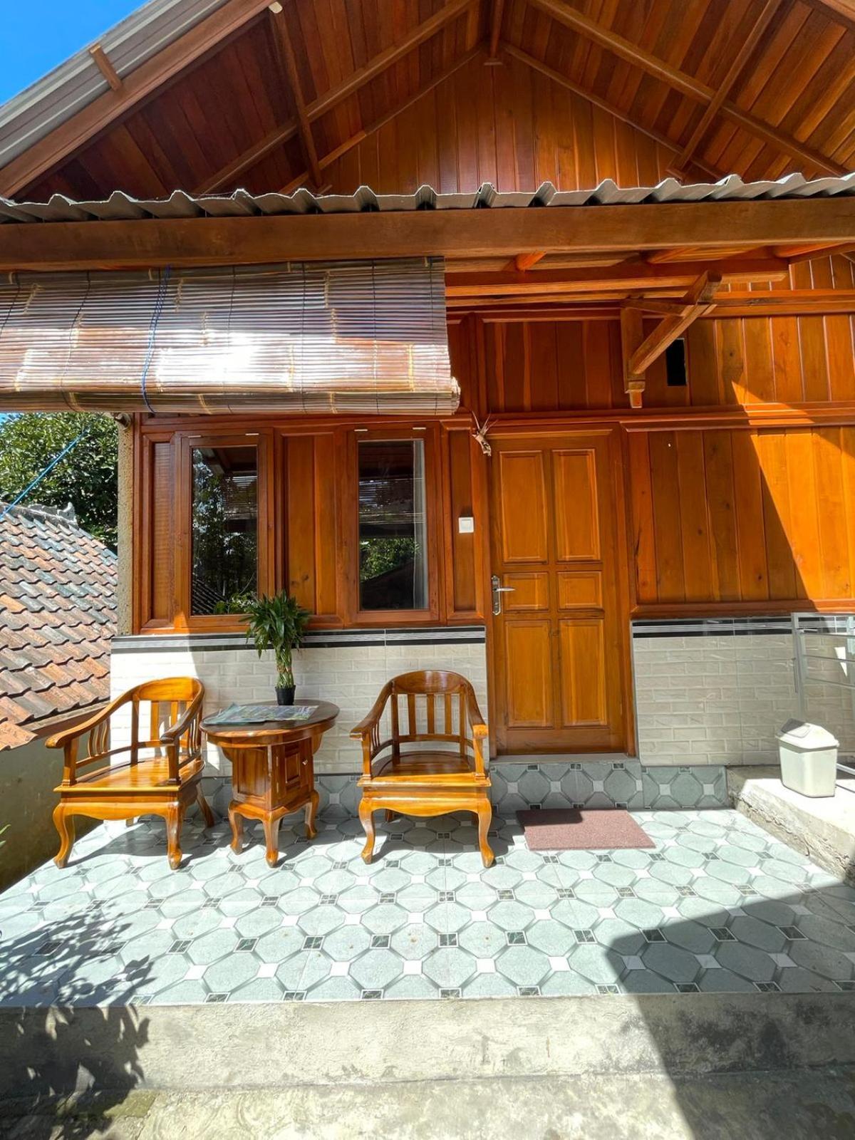 Friendly Homestay Lemukih Singaraja Værelse billede